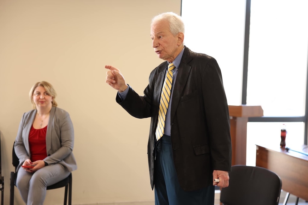 Associate Dean of Emory Lectured KWIU Students about Cardiology