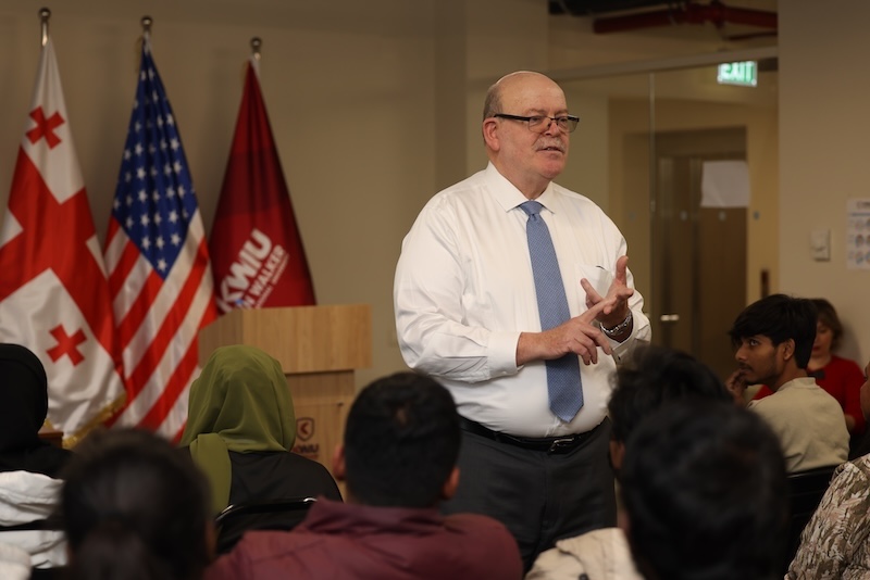 Professor Gordon Churchward Visited KWIU